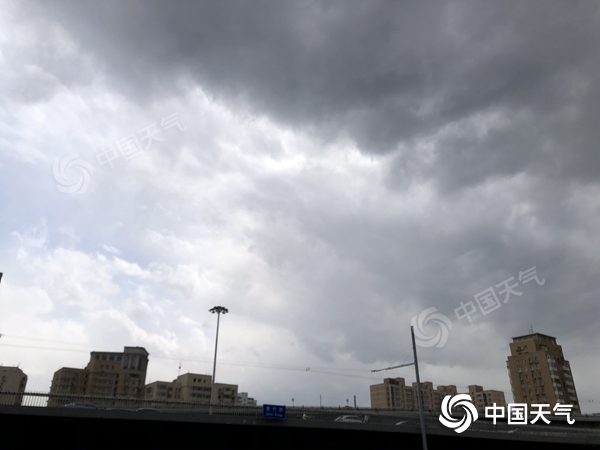                     注意防风防雨！北京今日晚高峰时段或有分散性雷雨 局地阵风7级                    1